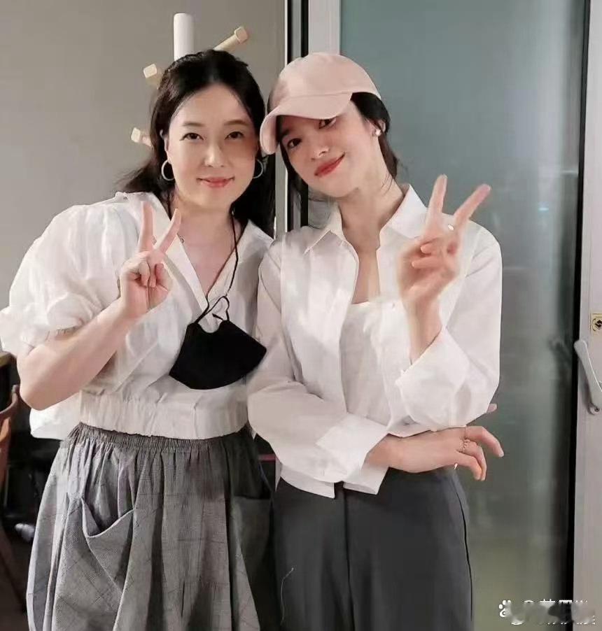 看懂宋慧乔穿搭审美！白衬衫摒弃半身裙、高跟鞋搭配，简约穿搭松弛耐看，随性格调反而