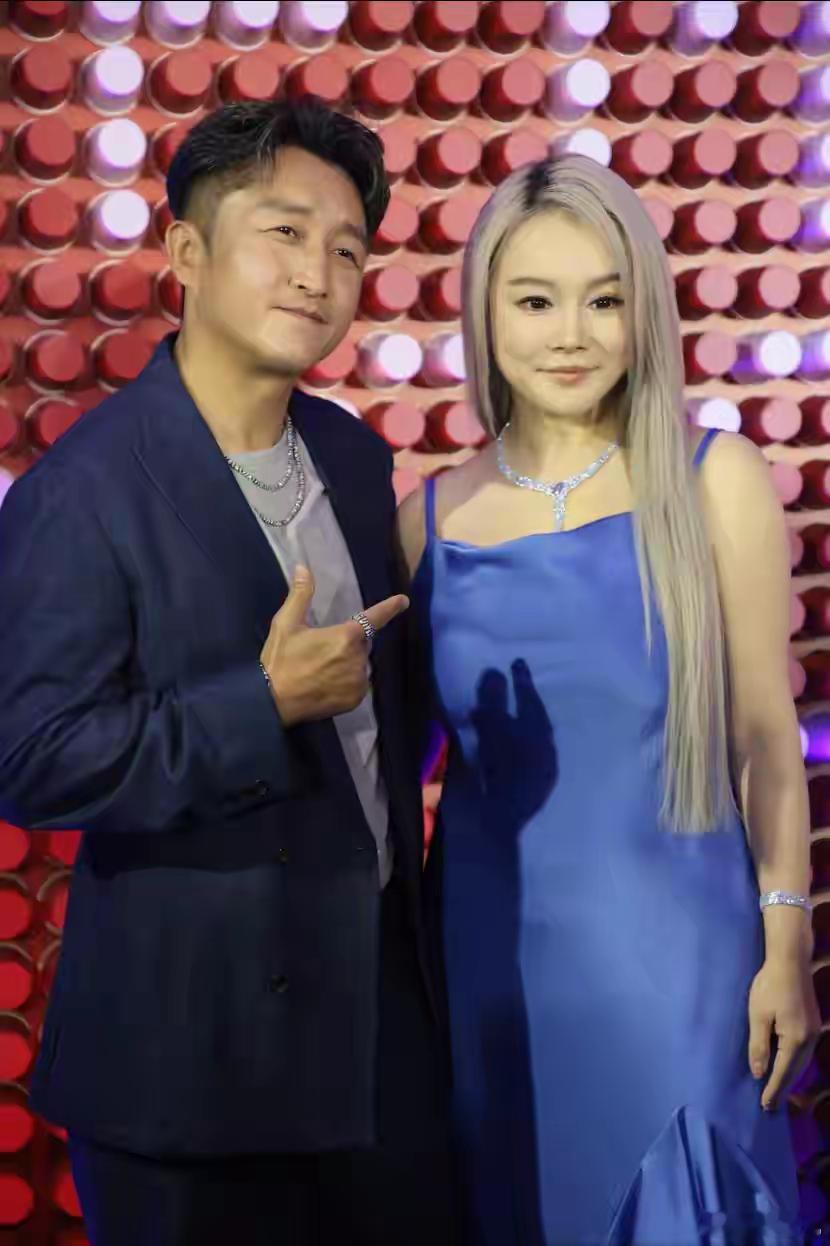 1.邹市明和他老婆的家庭舆论争议说没就没了，网友最烦这种柴米油盐的破事，现在有了新的出gui大瓜，谁