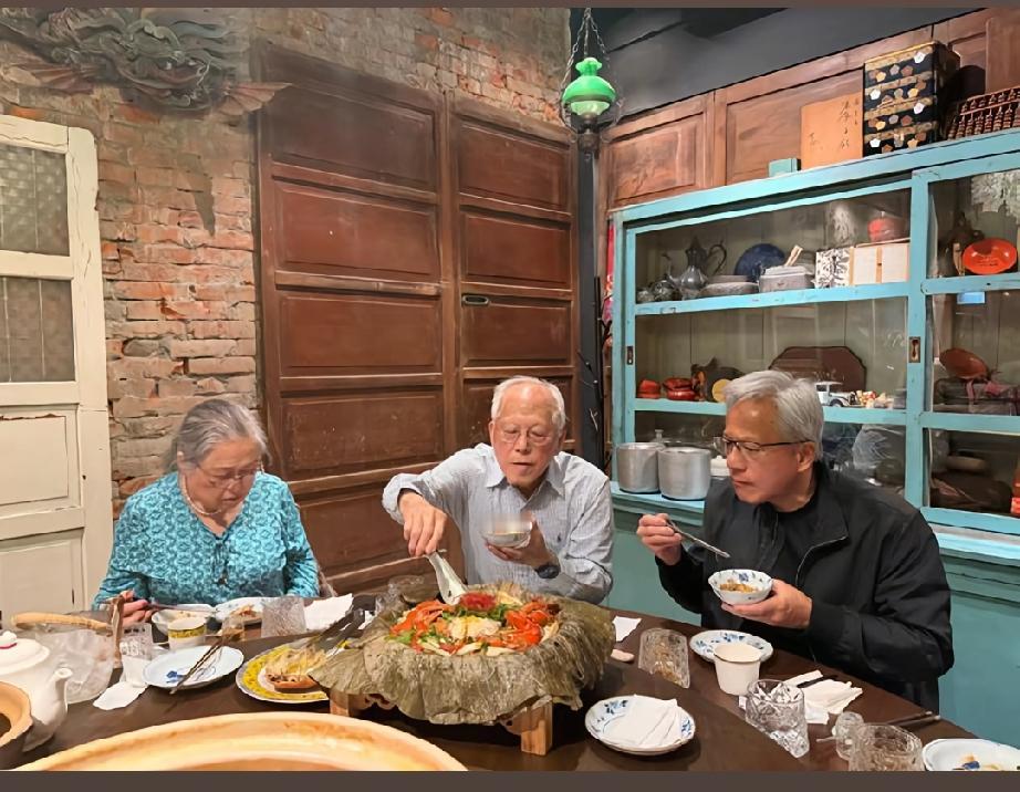 黄仁勋还是挺低调的，作为身价几千亿美元的商界大鳄，回台湾陪父母吃饭的时候了，竟然