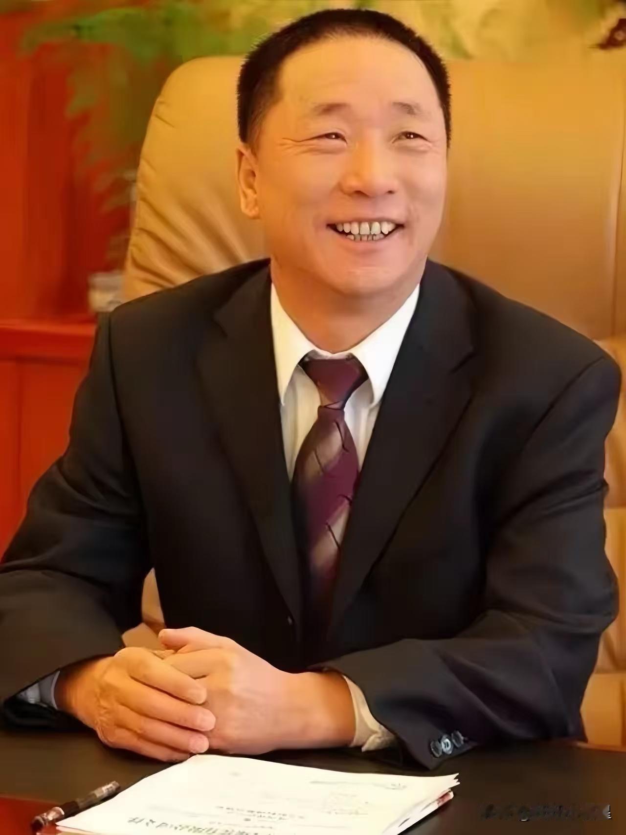 看照片这是山西煤矿爆炸矿井的负责人曾经被称为“大善人”的任铁柱（左边照片）和