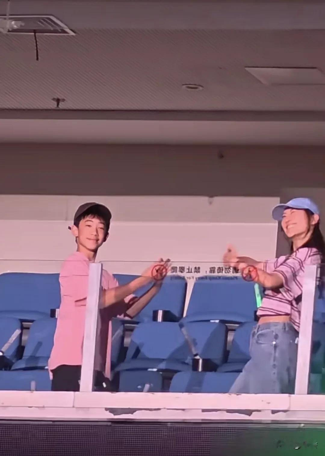 陈小春南京演唱会最戳心的一幕，不是唱了哪首经典老歌，而是台下应采儿和Jasper