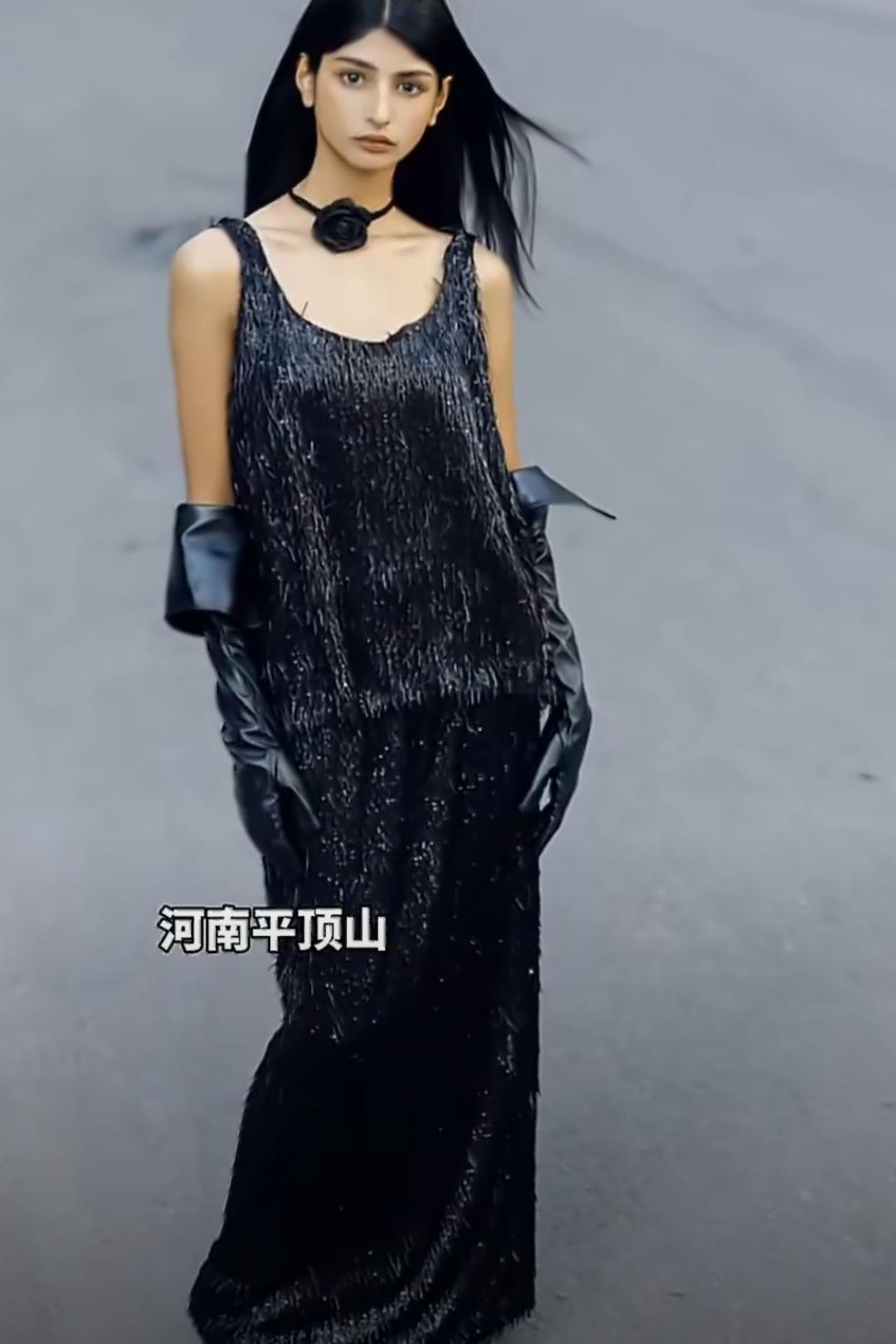 村里人喊了她二十多年"小黑妮"，可这姑娘一开口，一嘴地道的河南话比谁都溜——这种