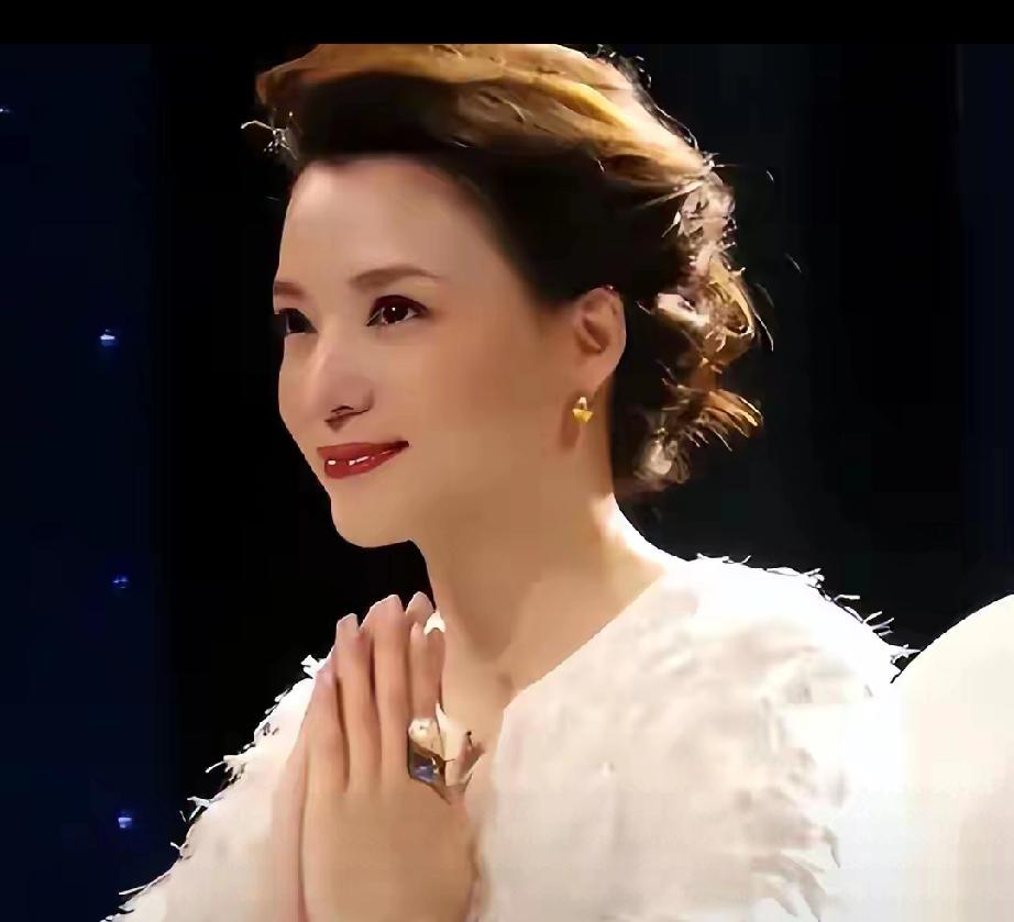 丈夫负债缠身，母亲抗癌七年离世，53岁董卿淡出央视真相曝光昔