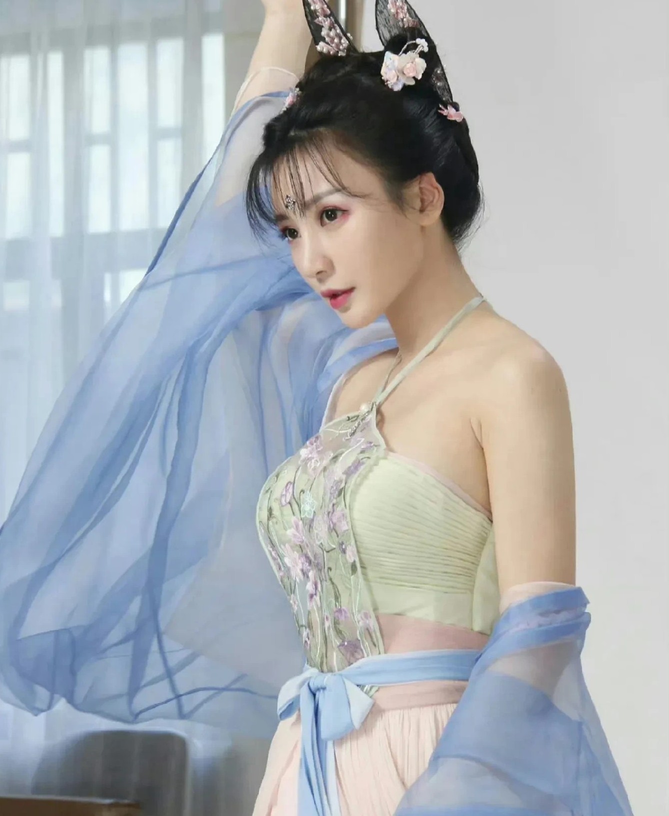 杨贵妃一角，柳岩败在资源和背景上了。成年人的世界就是这么残酷，不怪大鹏上赶着贴
