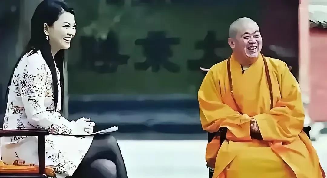 李湘很喜欢黑丝袜啊，发现她很多照片都是穿着黑丝的。个人感觉，其实黑丝不好搭配。她