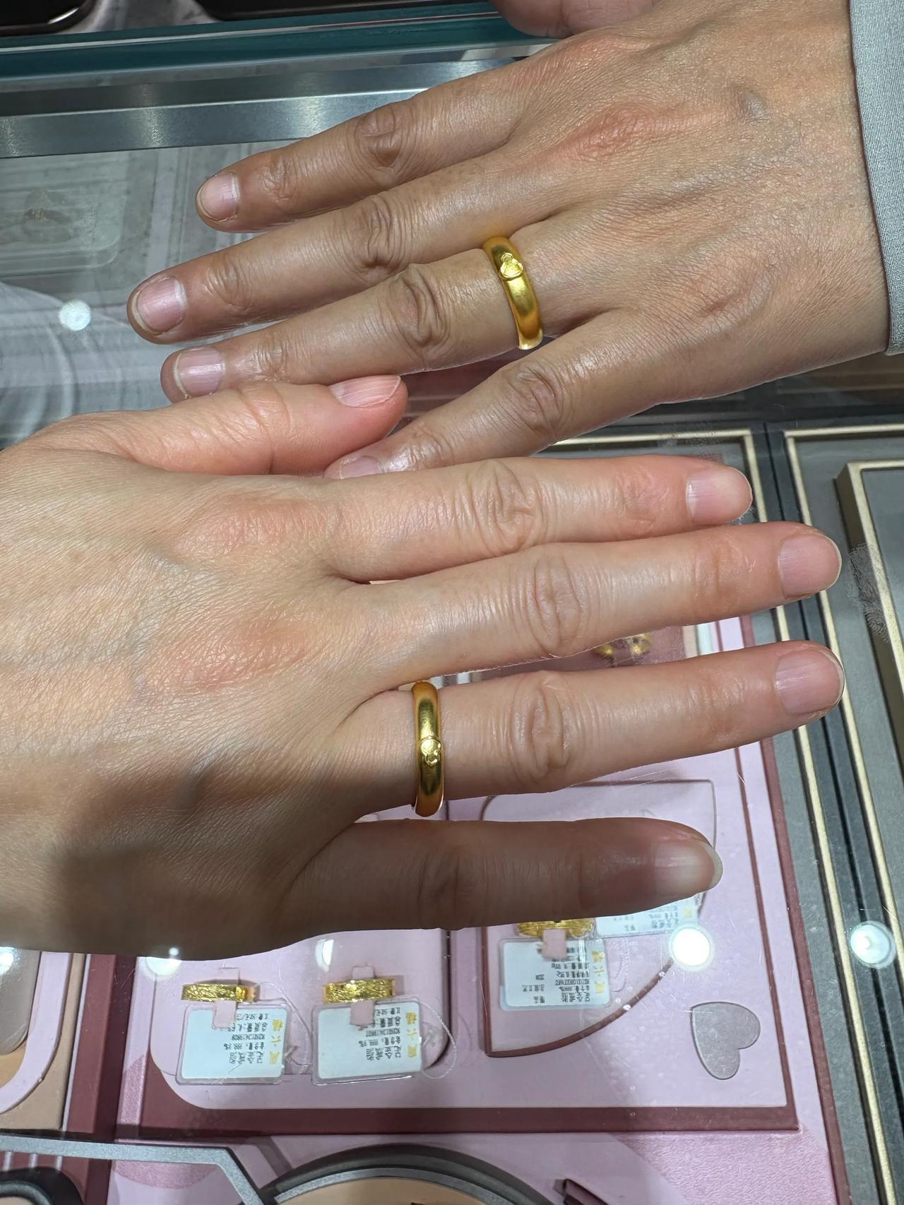 这下又得降低结婚率了！黄金一夜之间，一克涨了36元，12月23日，金价冲到1