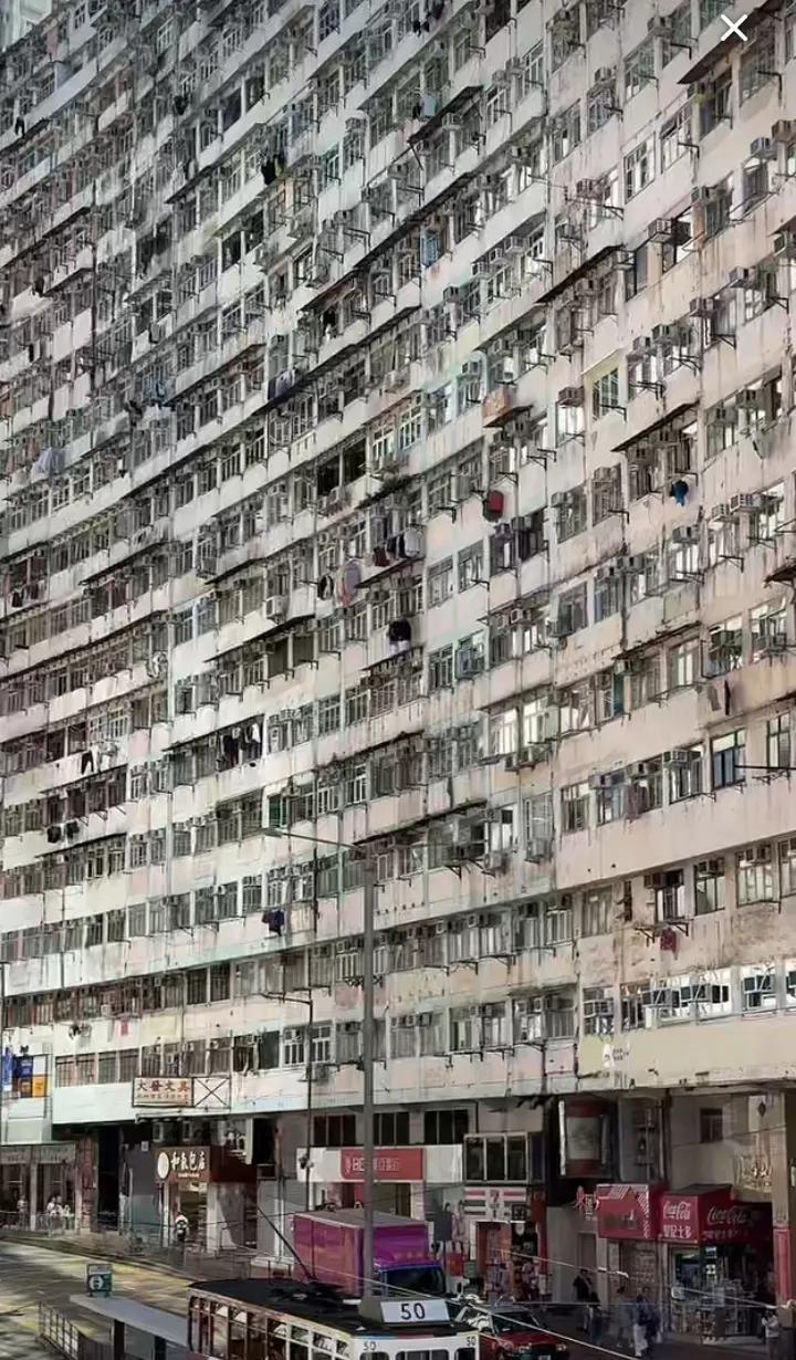 这里是香港，难怪他们总说100多平已经是豪宅了，看来不假啊，看着就压抑了。#香港