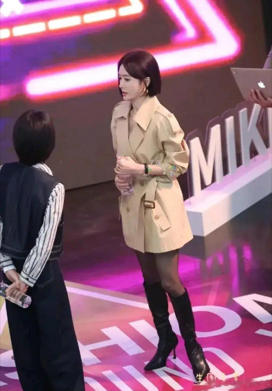 秦岚这么大年纪的人了，还穿黑丝卖萌，不过有一说一还挺好看​​​