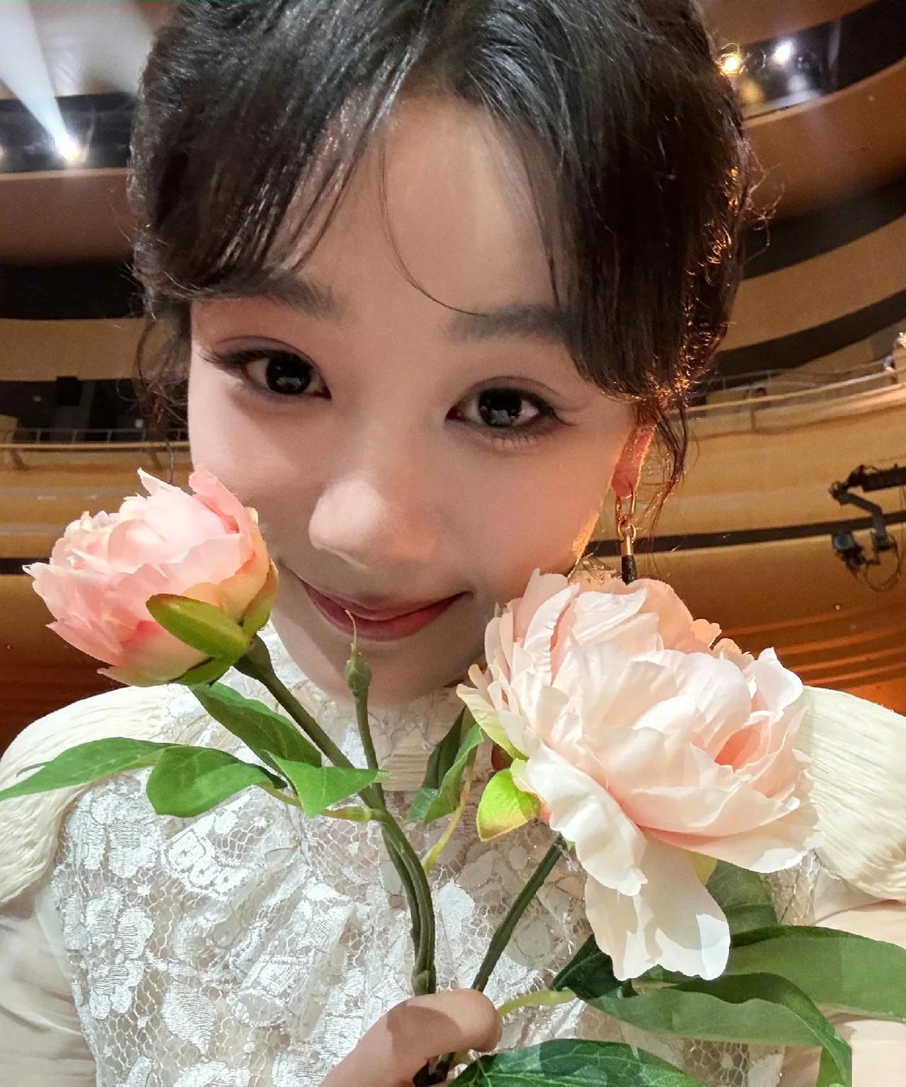 杨紫这次白玉兰之旅虽然没拿奖，但是却赢得了口碑。尤其是在“同行”的衬托下，她的