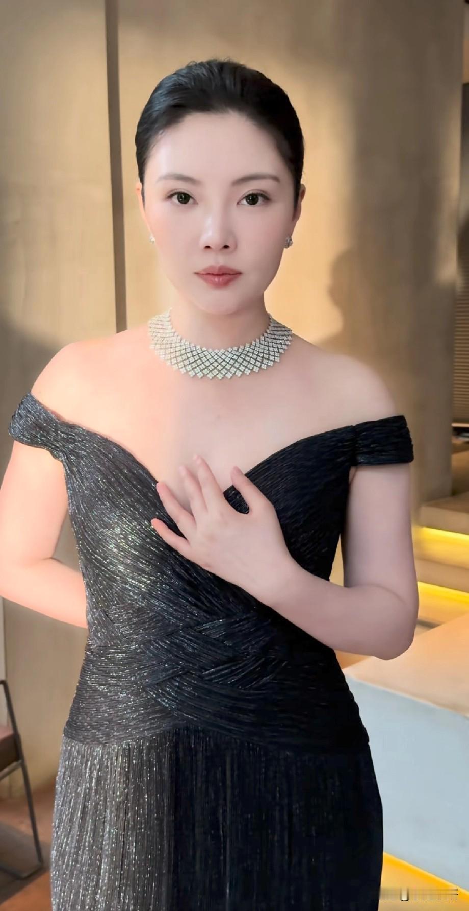 徐冬冬看着像怀宝宝了，不知道是不是，反正就是恭喜恭喜🎉徐冬冬