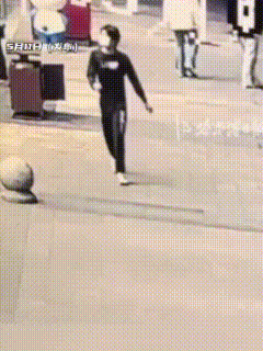 这小子是不是小片儿看多了？5月9日，江西南昌青云谱区洪城路附近，25岁小姐姐一