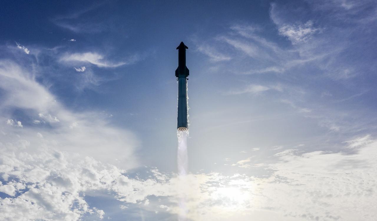星舰的回收轨迹曝光。最近马斯克向美国FAA提交了星舰的回收和发射新申请，从提