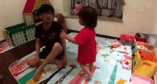 爸妈在宝宝面前装死测试, 事实证明, 爸爸总是被打醒, 而妈妈却不同