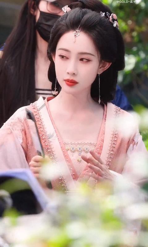 孟子义百花杀粉裙路透孟子义粉裙额间坠造型孟子义粉裙额间坠造型，是百花杀粉裙路