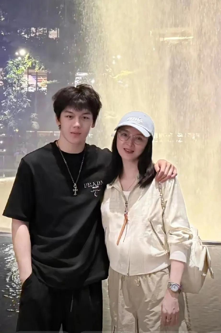 王艳晒出与19岁儿子的温馨合影，瞬间引爆网络！照片里，儿子身姿挺拔，又高又帅气，