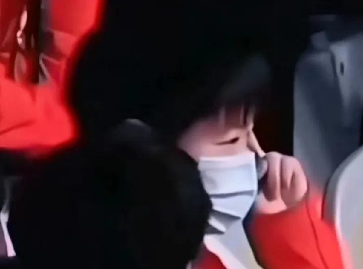 一根手指就能逆转生死局！全场屏息那0.1秒，大头脚滑悬崖边，莎莎没吼没叫，只抬