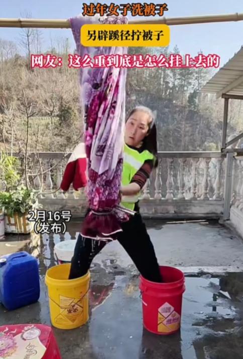 事实证明，办法总比困难多，洗衣机都洗不了的拉舍尔毯，都不成问题！被子挂在竹竿