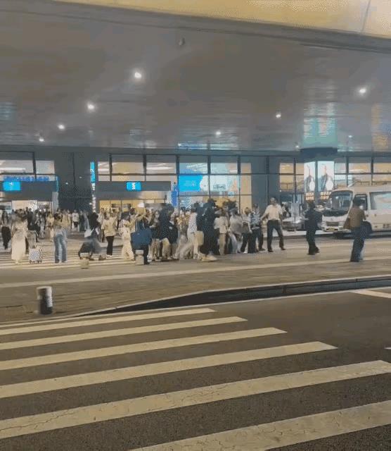 深圳大学队太拉胯，居然让莎莎如此走机场，出点啥事谁负得起责任？就说全国任何