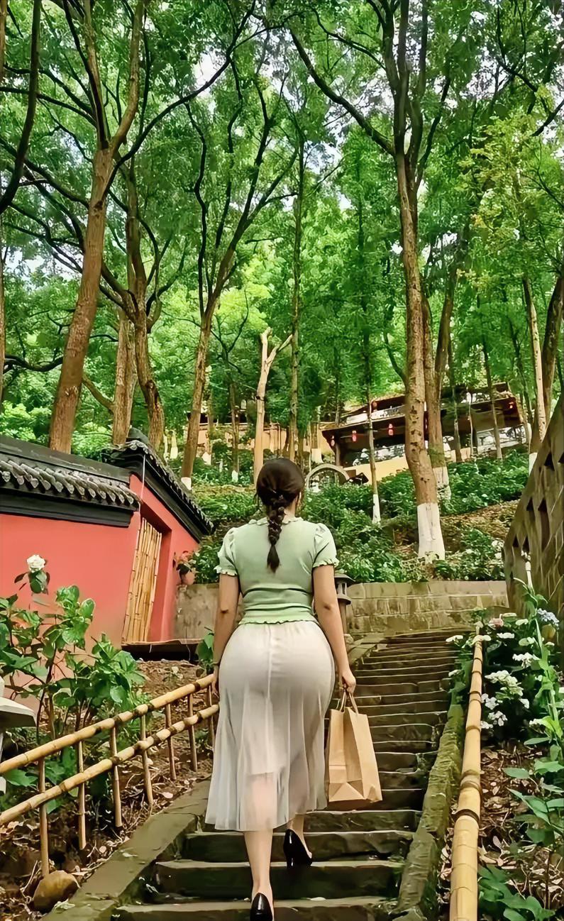 深山阶梯打卡，眼里皆是绿意，腿已经开始发酸咯。向着山林深处出发，风景治愈人心，