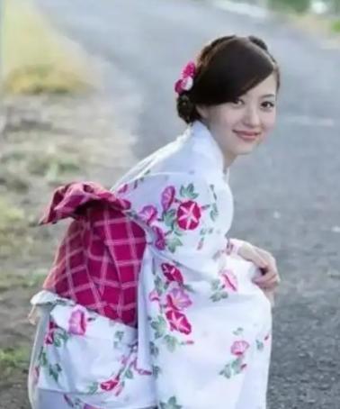 我接触过大量日本人，也去过很多次日本。给我的感觉是，日本不喜欢中国的占主流，但是