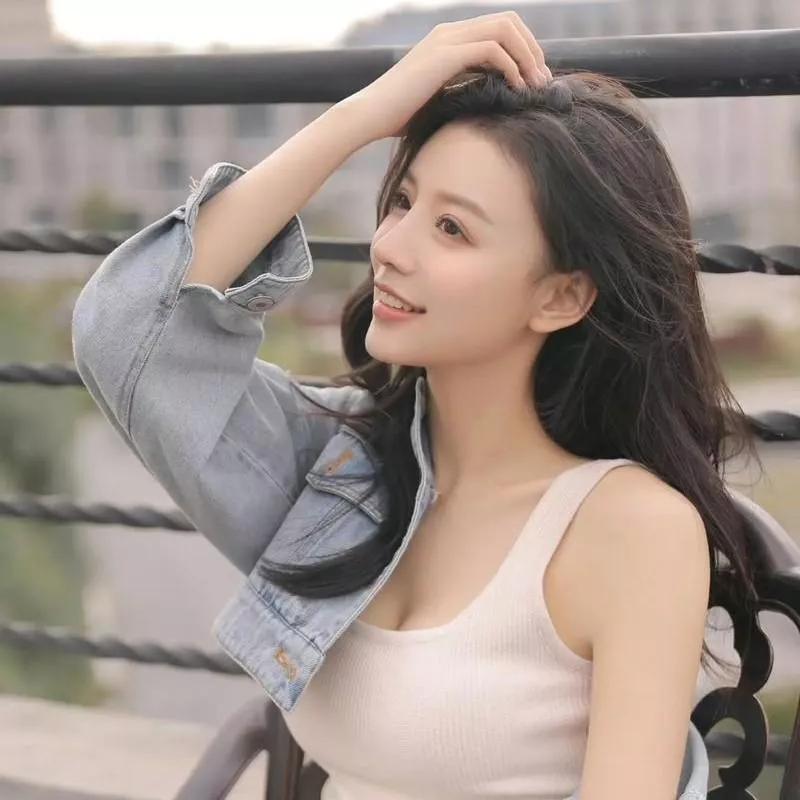 悠闲午后，少女在阳台轻倚栏杆，微笑如花。花树上的小憩窗边静谧写真秋日小憩照