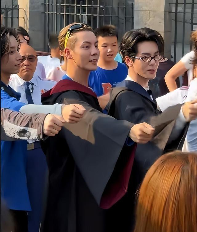 陈伟霆曾舜晞现身环球影城，四十岁陈伟霆依旧阳光帅气，现场被大批粉丝围观