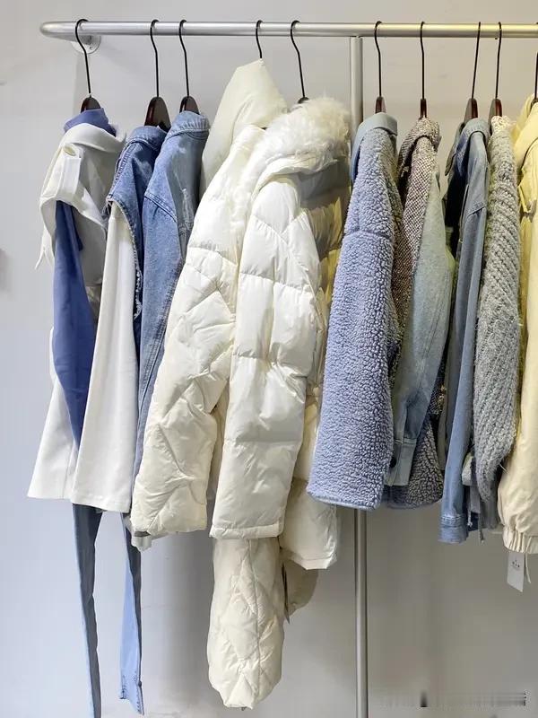 百元翻新羽绒服是真香还是真坑，还真得辩证看。现在天冷了，卖羽绒服的旺季又到了，羽