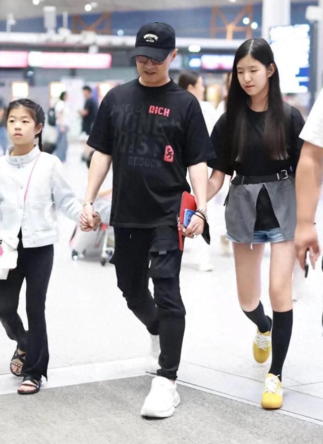 汪峰携四子女日本旅游引发关注。二女儿汪曼怡罕见露面，13岁已长成亭亭玉立的少女。