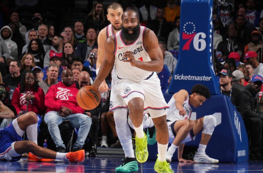 快船为何战绩糟糕，主要有三个原因：第一个原因，伦纳德的因伤缺阵，比尔的赛季提前