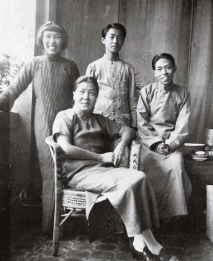 1938年茅盾与家人在香港。左起女儿沈霞、夫人孔德沚、儿子沈霜、茅盾历史影像