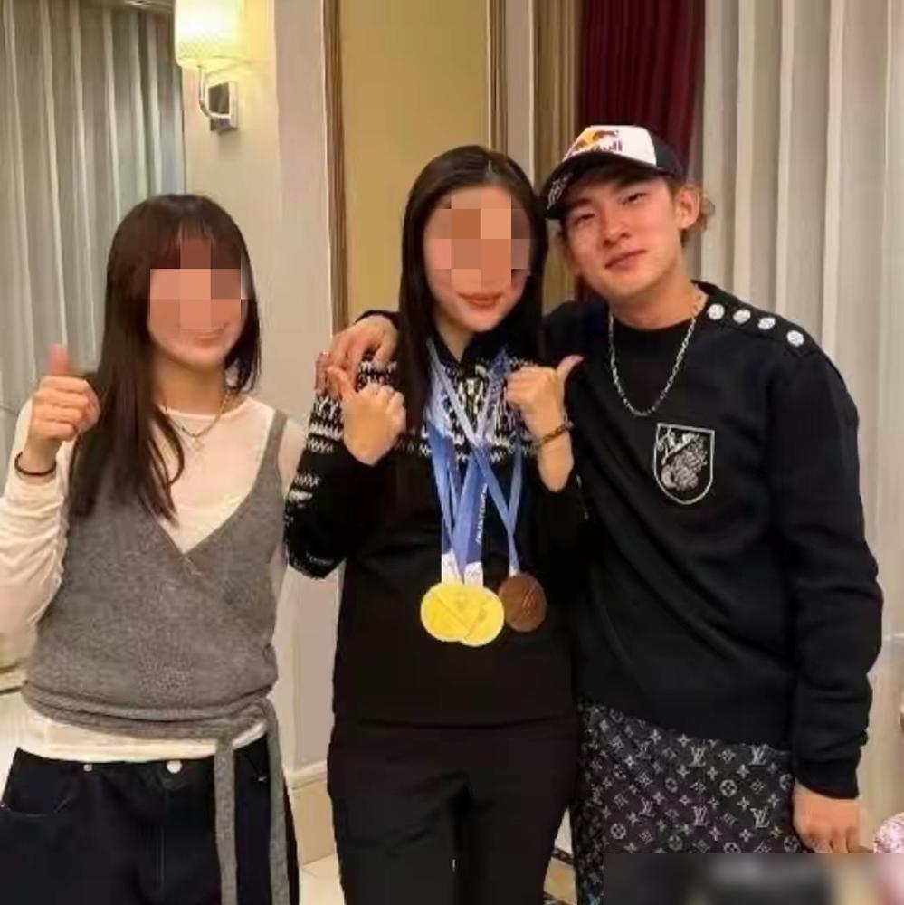 冬奥冠军苏翊鸣，四年情断竟只因一张照片？朱意直接取关，这下可玩大了！两人米