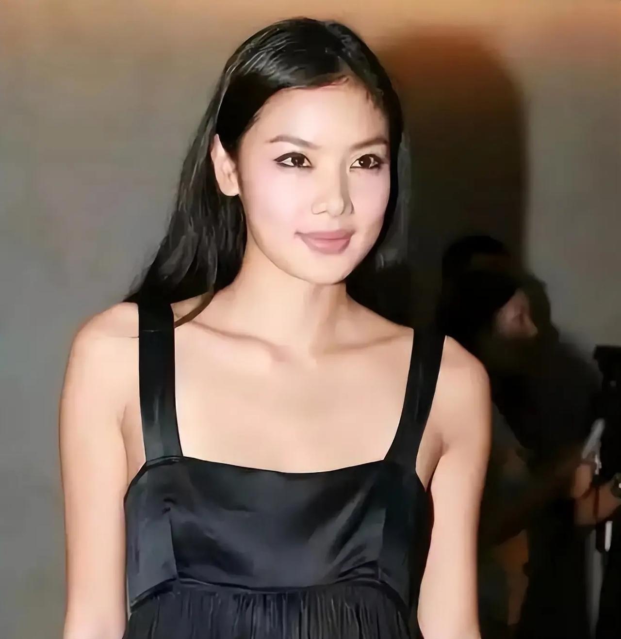 乐基儿折腾了一圈，给人的印象是还是想要跟黎明那样子过稳定的豪门生活。之前以为乐基