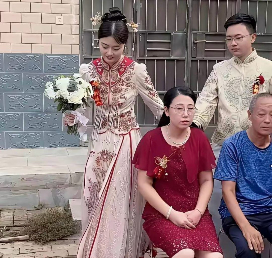 新娘要不就换个人嫁了吧，你看看这一家都不太高兴