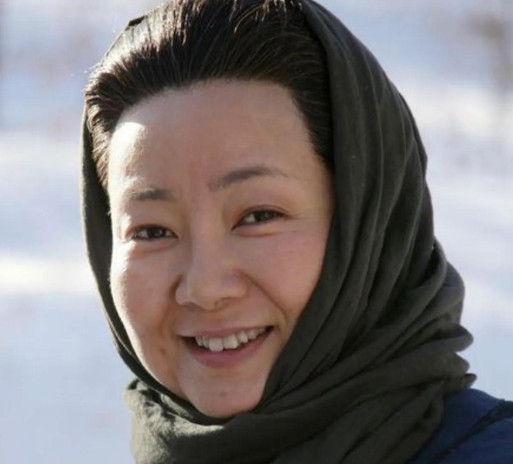 1991年，萨日娜为能分到11平米房子，258元彩礼就嫁给同学潘军。婚后她被嫌弃