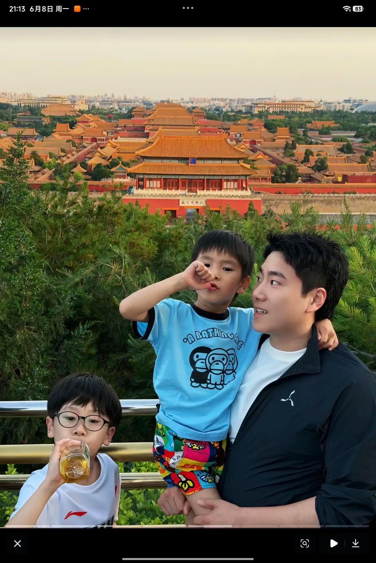空闲时间的梁靖崑都在努力做好丈夫，好父亲。6月8日，休息中的梁靖崑一家四口外