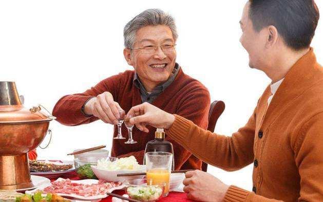 上个月，我跟退下来的厅级亲戚喝酒，三杯酒下肚亲戚红着脸说：你知道为什么你在单位混