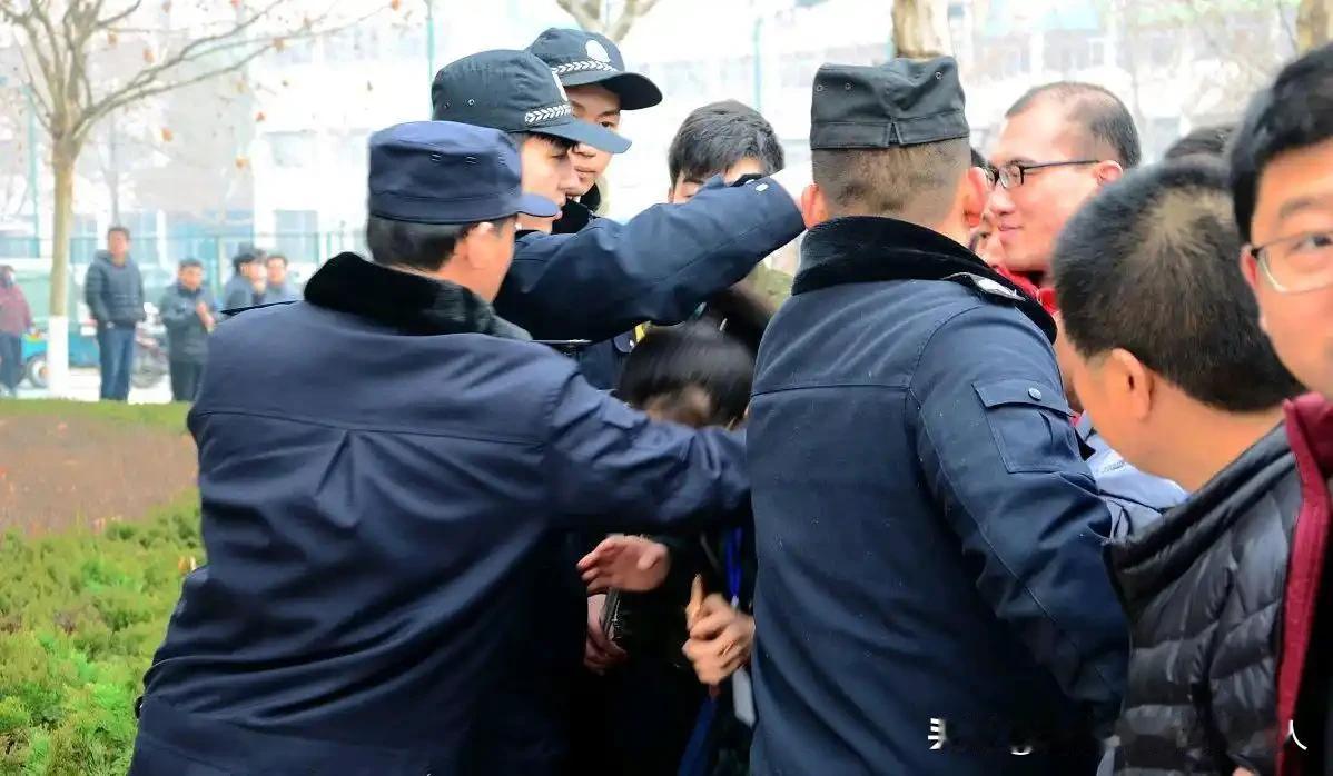 2025年西山宽被捕时，保险柜里的导弹基地坐标图精确到了小数点后三位。很多人以为