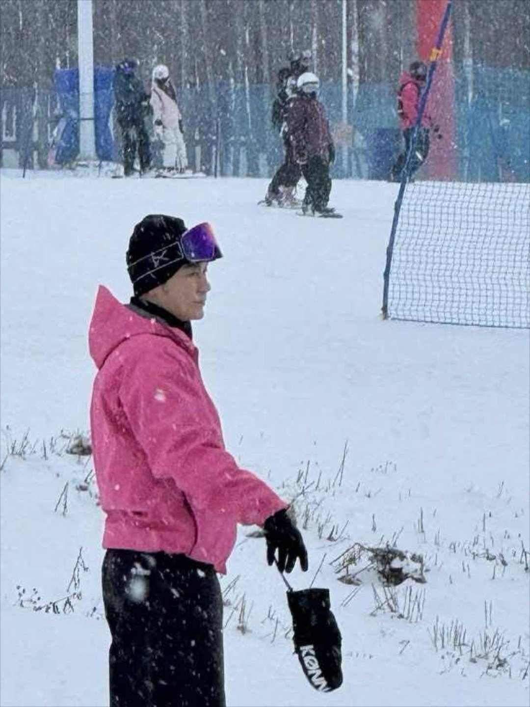 47岁李晨身穿粉红色的外套现身滑雪小镇。