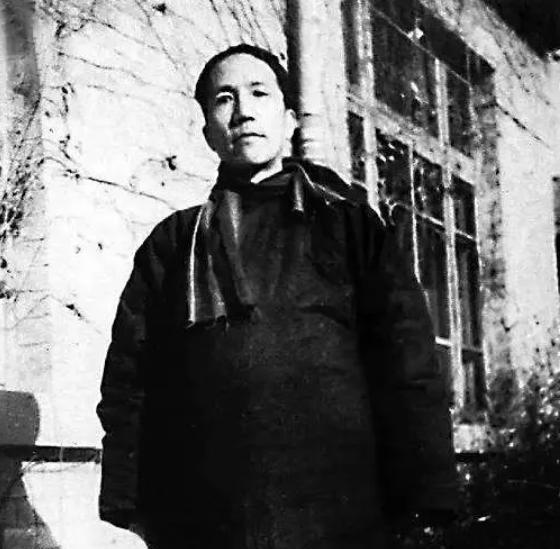 王国维投湖自尽后陈三立、陈寅恪父子、罗振玉三人都写了挽联，写得水平都非常好，有的