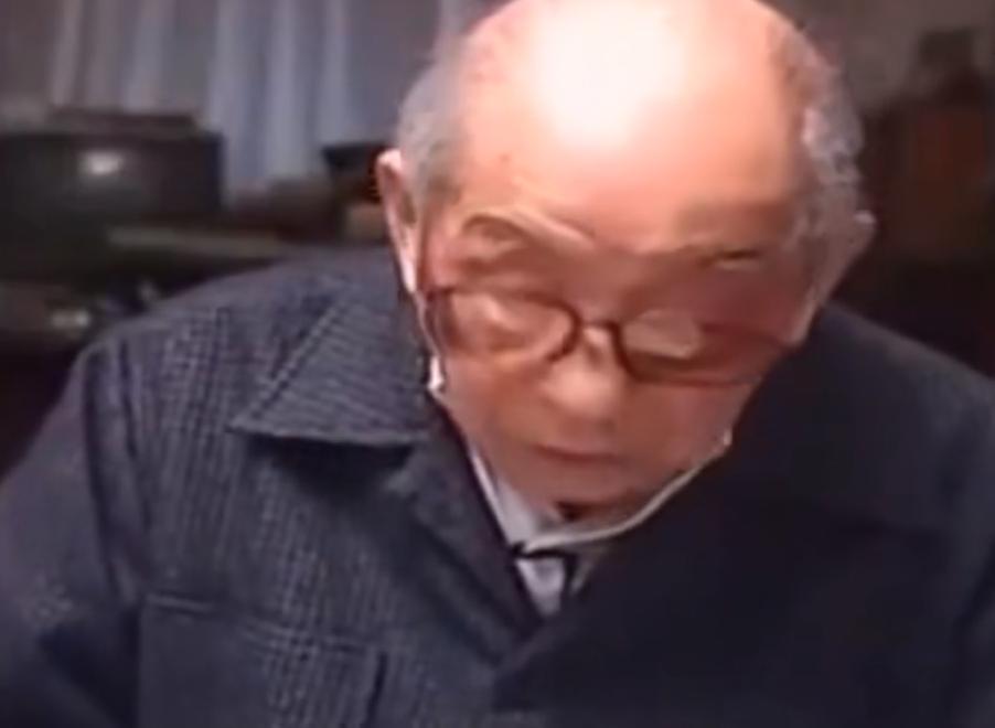 在镜头面前，张学良亲口说自己睡眠很好，从不焦虑失眠，原话是:“哪怕明天有人要