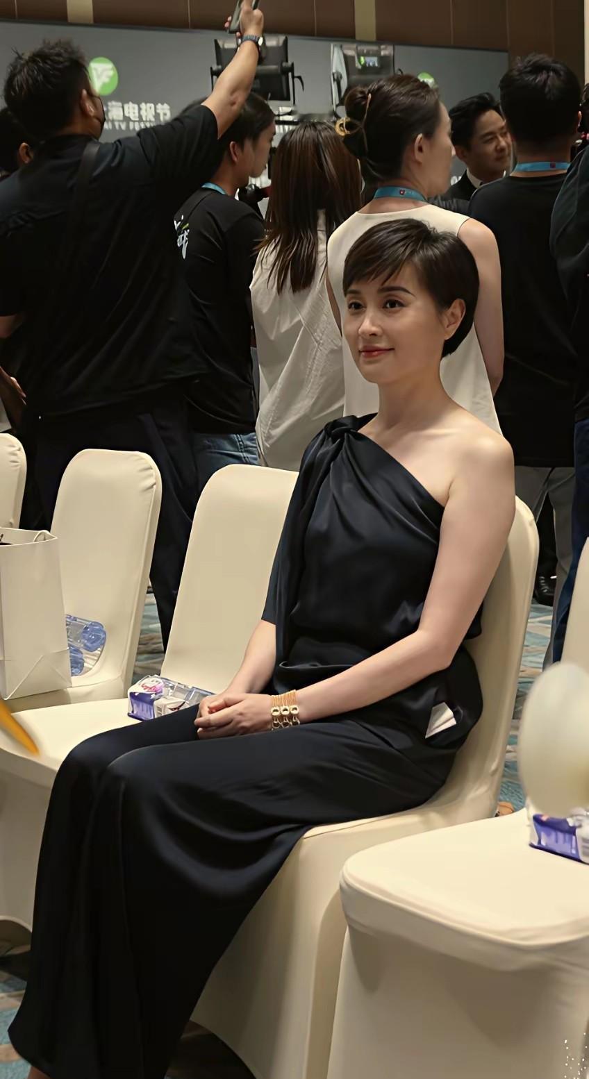 吴越53岁，没打过一针，没贴过一片膜。红毯上穿件黑裙子，皱纹就在那儿，不躲不藏