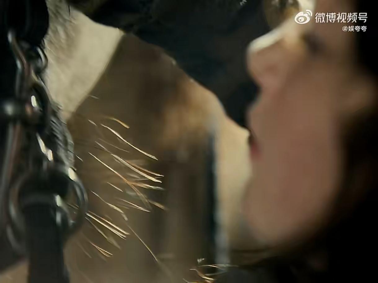 新版《呼啸山庄》一上映就炸了，本以为是文艺名著翻拍，没想到尺度直接拉满。把原著里