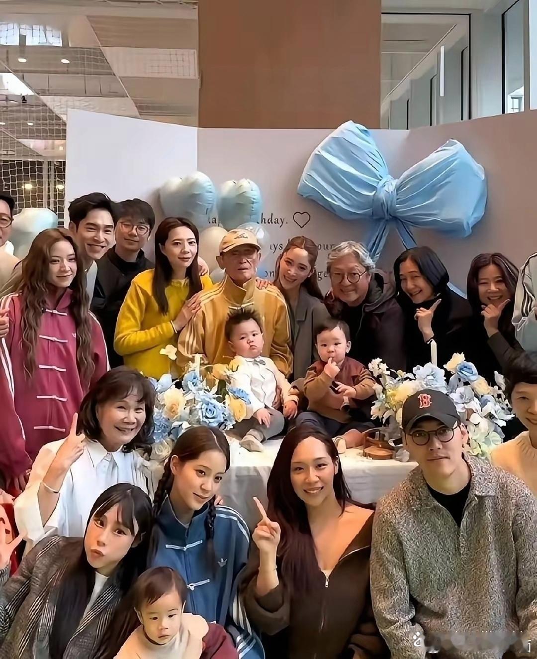 欧阳妮妮给儿子⁠‏办﻿了周岁宴，把两边⁠家‏人‏都﻿叫来了，妹妹欧阳娜﻿娜、欧阳