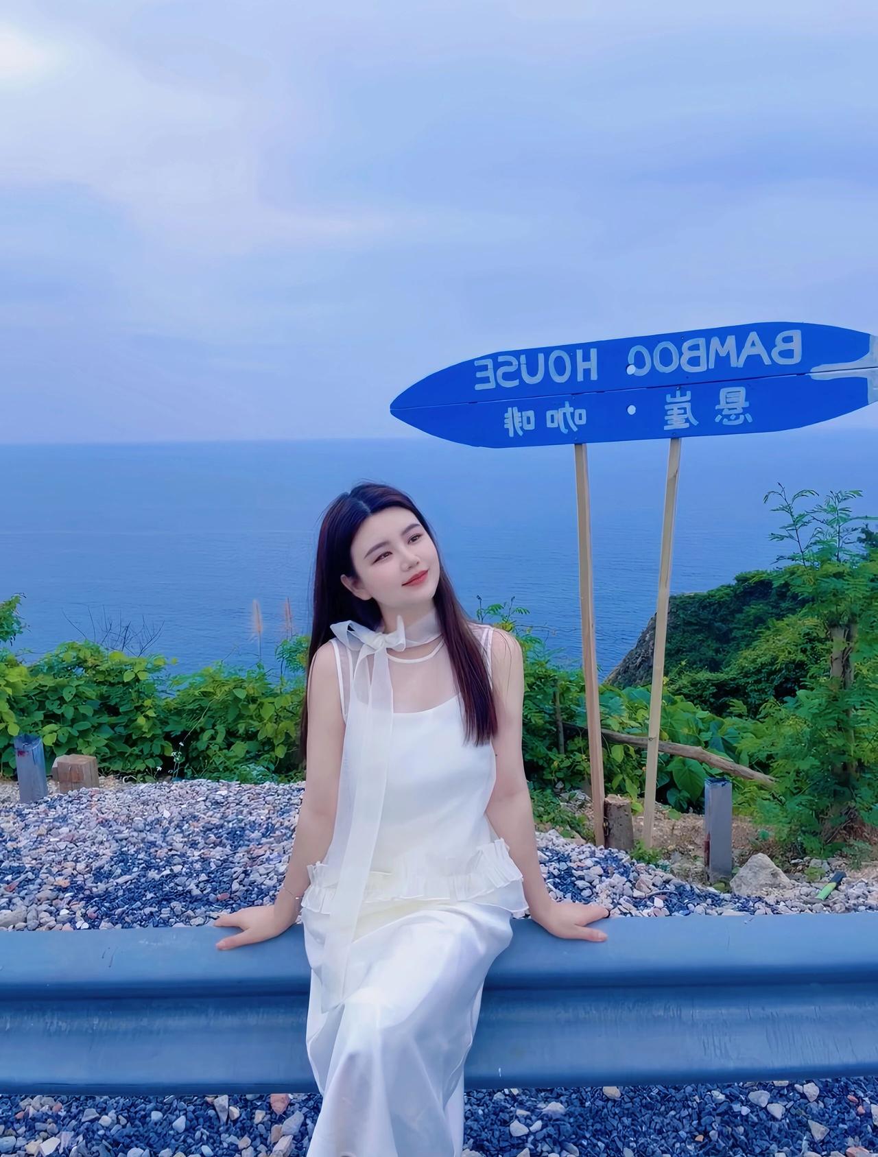 海边漫步，遇见最美的自己🌊✨