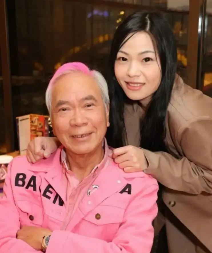 李龙基被港媒拍到一个人吃冬至饭，记者追问王青霞，他低头说早没联系。十四年前他在深