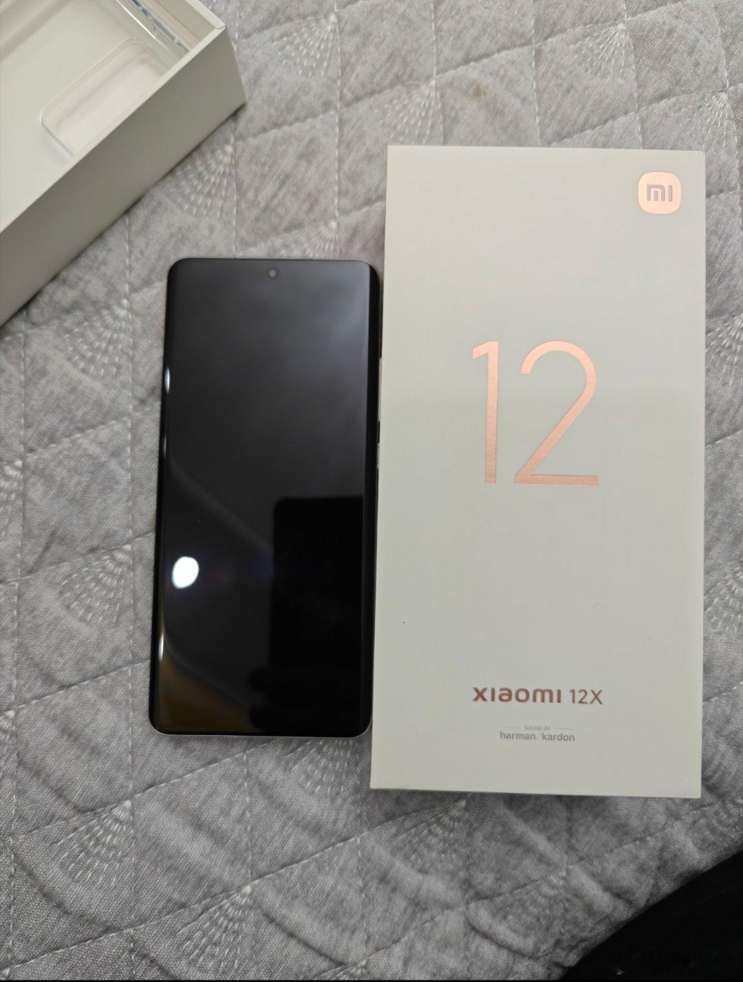 用户21年底买的小米12x送给母亲，结果母亲一直舍不得用，这几天拆开发现已经电池