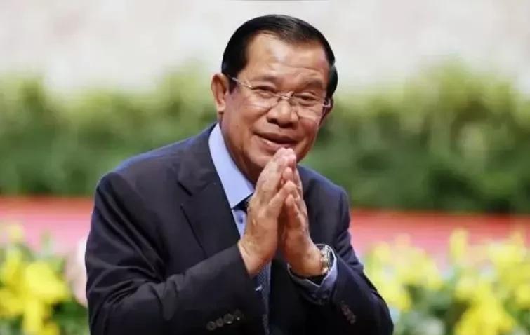 柬埔寨军队总共十一二万人，每年军费大约4亿多美元。除了陆军外，海军数量和空军数量