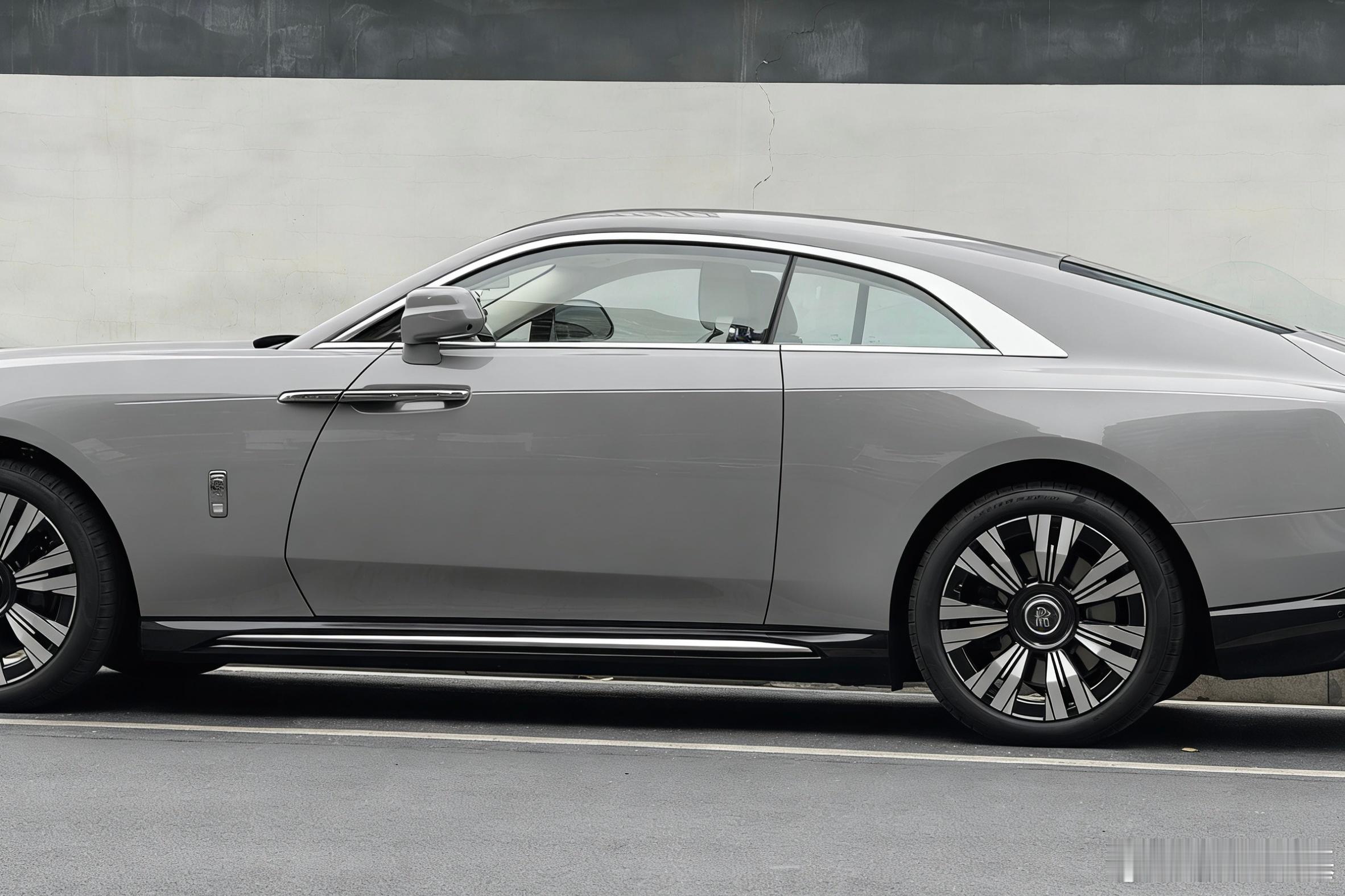 去年给大家拍过劳斯莱斯闪灵，当时只是在园区里面开了一小圈，感觉视野确实不行。刚才