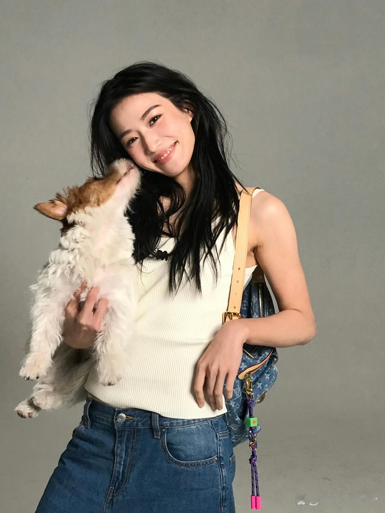 1.张靓颖还跟自己婚礼小伴郎在一起，刚跟朋友一起聚会还被狗仔拍了个正着，她跟前夫