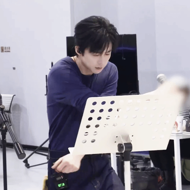 摩登兄弟给刘宇宁的小纸条杭州的草莓们，准备好尖叫！坐等今晚的舞台封神现场，看我